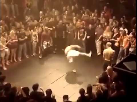 شاهد ملاكم ماهر يطرح خصمه أرضًا بـضربة قاضية