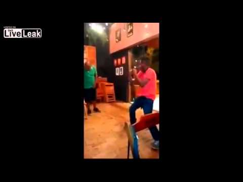 شاهد شاب يتلقى عقابًا قاسيًا لإثارته غضب رجل قوي