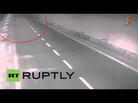 بالفيديو إيطالي يقود دراجته النارية بالاتجاه المعاكس على طريق سريع