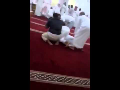 بالفيديو مشادة كبيرة داخل أحد المساجد السعودية