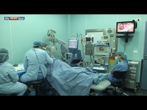بالفيديو  جراحة نادرة تعيد لرجل بصره