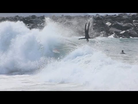 شاهد موجه رهيبه تطيح بمتزحلق على الامواج