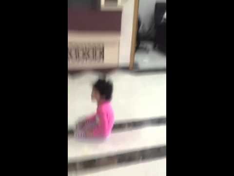 شاهد  مواطن يتهم مستشفى ينبع العام برفض علاج ابنته