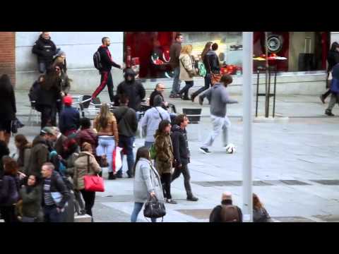 شاهد رونالدو يتنكر بزي متسول في شوارع مدريد