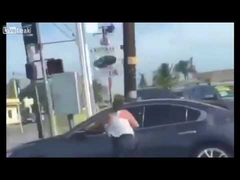 بالفيديو امرأة تتعلق بسيارة زوجها بعد ضبطه مع عشيقته
