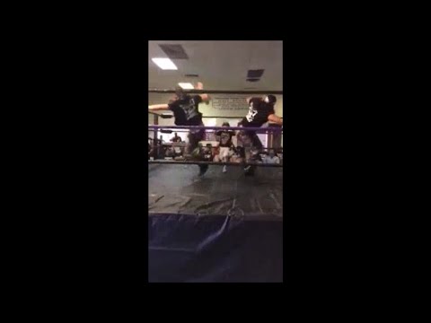 شاهد ذا يونج بوكس يحتفل مع طفل بسوبر كيك