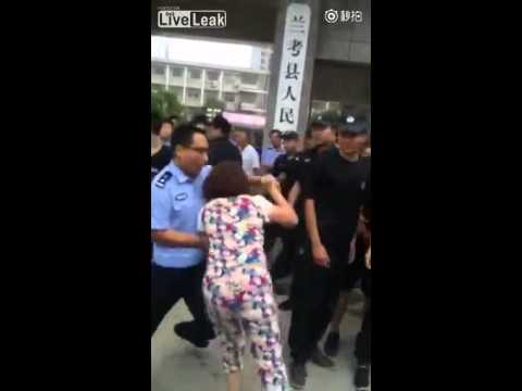 بالفيديو فتاة غاضبة تعض عددًا من رجال الشرطة