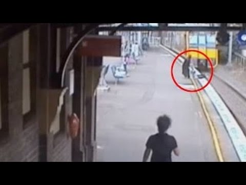 بالفيديو امرأة محجبة تنقذ فتاة من الدهس تحت عجلات قطار