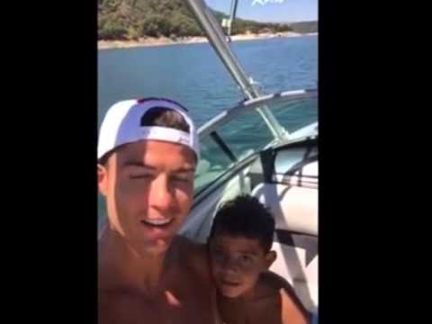 شاهد ابن كريستيانو رونالدو يقلده أمام الكاميرا