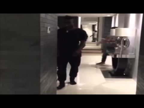 شاهد أصدقاء بالوتيللى يحتفلون بعيد ميلاده