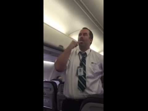 بالفيديو مسؤول الأمان في طائرة يقدم فقرة كوميدية