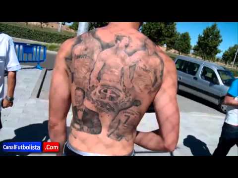 شاهد مشجع يرسم فرحة رونالدو بالأهداف على ظهره