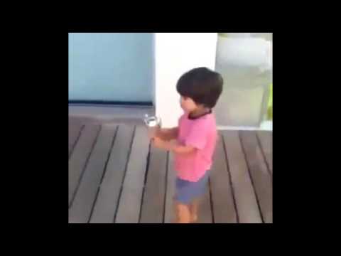 شاهد نجل بيكيه يسجل أول أهدافه فى سن الثانية