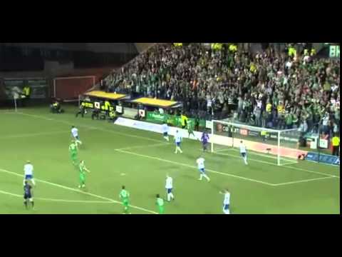 شاهد لاعب يدخل معركة مع لوحة إعلانية في الملعب