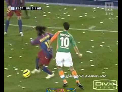 شاهد4 دقائق من المتعة مع الساحر البرازيلى رونالدينيو