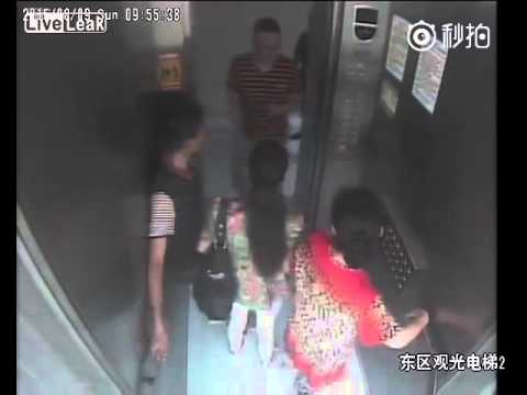 شاهد فتاة تضرب شابًا بواسطة حذائها داخل المصعد