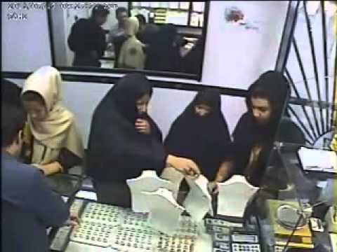 بالفيديو عصابة فتيات تسرق محل ذهب بعد مغافلة البائع