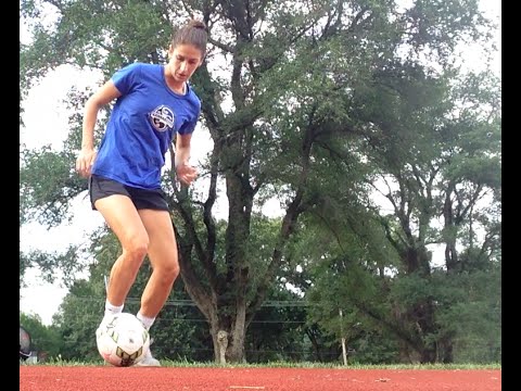 شاهد فتاة تعطي دروسًا في التحكم بالكرة