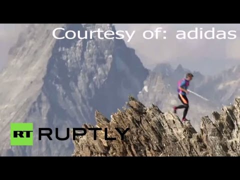 شاهد رياضي يعبر خمس قمم بارتفاع شاهق من جبال الألب