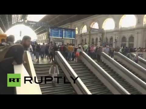 السلطات الهنغارية تسمح لمئات اللاجئين بدخول محطة قطارات بودابست