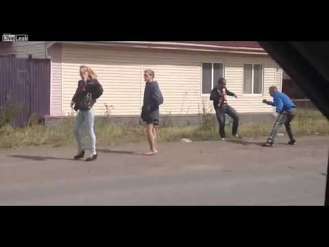بالفيديو خناقة شوارع بين رجلين
