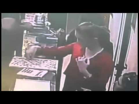 بالفيديو فتاة تسرق محل ذهب بطريقة غريبة