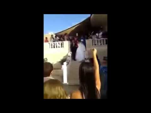 بالفيديو موقف محرج لعروسين في مراسم زفافهما