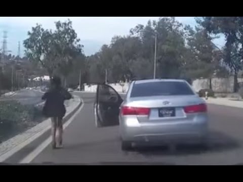 بالفيديو تصرف جنوني من فتاة على أحد الطرق السريعة