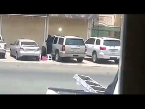 شاهد سعوديتان تغسلان السيارات لكسب الرزق