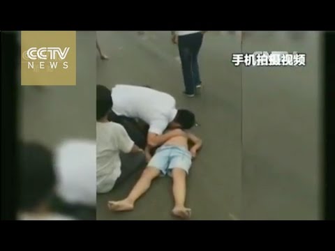 شاهد أحد المارة ينقذ طفلًا صينيًا بإسعافات أولية تعلمها من التلفزيون