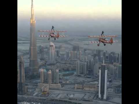 حمدان بن محمد يحلق فوق أجنحة طائرة شراعية