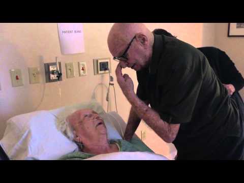 بالفيديو زوج 92 عامًا يغنى لزوجته أنشودة حبهما أثناء احتضارها