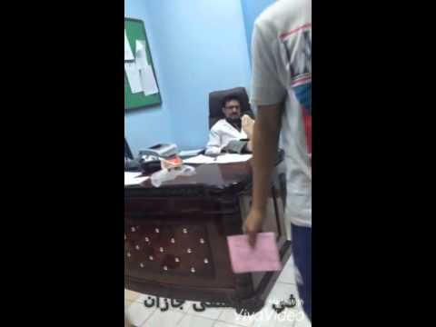بالفيديو طبيب يتعامل مع مريض بطريقة غير لائقة