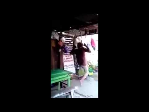 بالفيديو لقطات طريفة لرجل حاول الانتحار عبر شنق نفسه