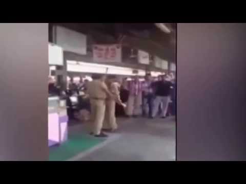 شاهدصراع بين ضابطين داخل سوق في الهند