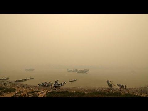 شاهد ضباب كثيف يشل الحياة في سومطرة وكاليمانتان