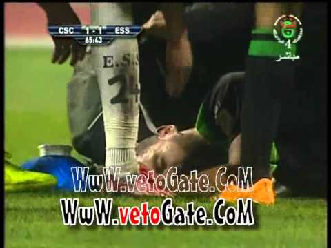 لاعب جزائري يبلع لسانه وتم إسعافه