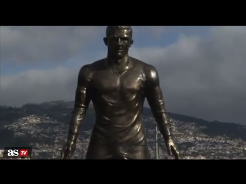 كريستيانو رونالدو يكشف عن تمثاله البرونزي