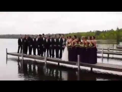 العروسان والمدعوون يسقطون في المياه