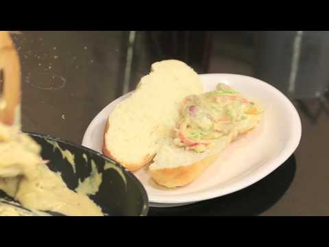 بالفيديو  سندوتش هوت دوج في صوص الجبنة