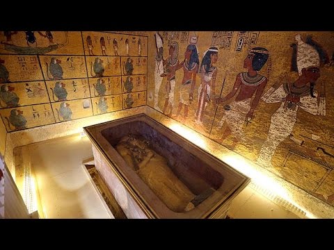 شاهد علماء آثار يتوقعون الوصول إلى قبر نيفرتيتي