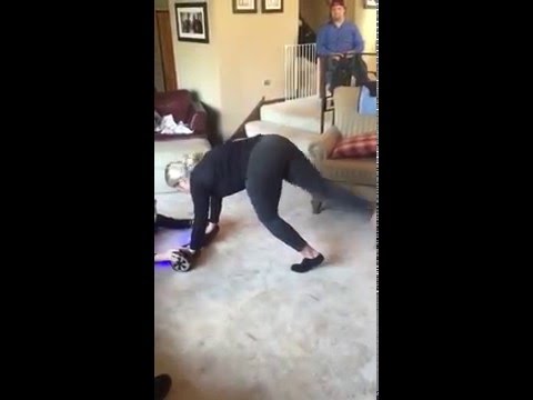 شاهد  فتاة تتعرض لموقف محرج بسبب هدية شقيقها