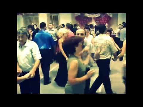 فيديورجل يصفع زوجته أمام أصدقائه