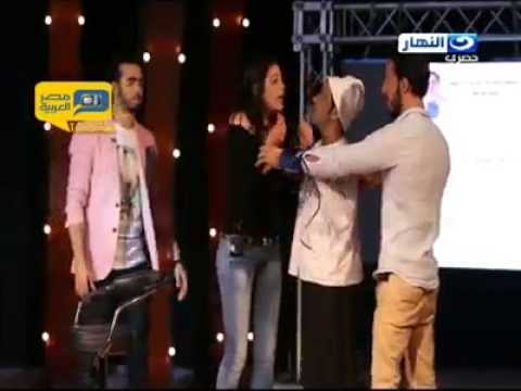 بالفيديو سيدة تضرب زوجها بالحذاء في برنامج الزفة