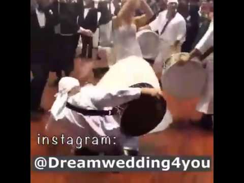 فيديو عروس تُشعل حفل زفافها بالرقص على الدبكة