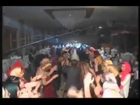 شاهد عروسان مصريان يشعلان حفل زفافهما