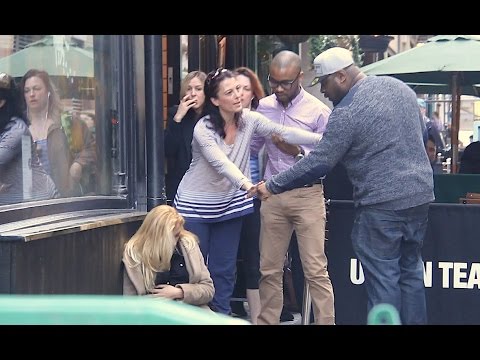 شاهد رد فعل المارة على رجل يضرب صديقته الحامل