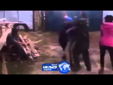 فيديو رجل يعتدي بالضرب المبرح على زوجته