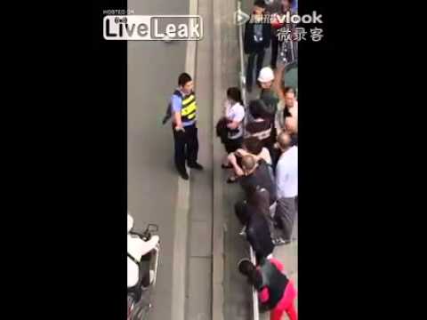 فيديو فتاة تمزق ملابسها