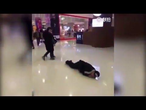 بالفيديو رجل ينبطح أرضًا ويتوسل حبيبته الغاضبة والأخيرة تركله بقدمها